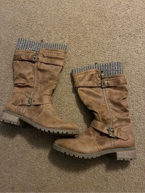 Women's Tan Mid-Calf Quilted Cuff Buckle Heeled Boots